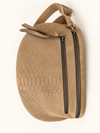 Sac banane Serpente beige vu de face, motif serpent et deux fermetures zippées, photo retouchée sur fond clair.