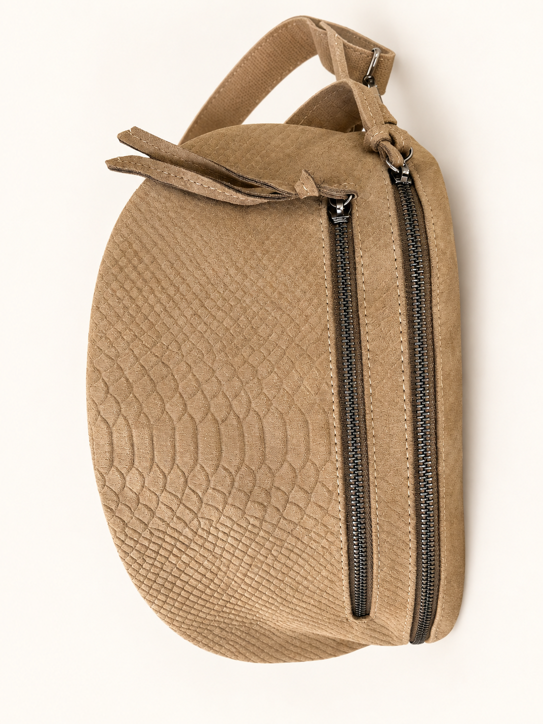 Sac banane Serpente beige vu de face, motif serpent et deux fermetures zippées, photo retouchée sur fond clair.