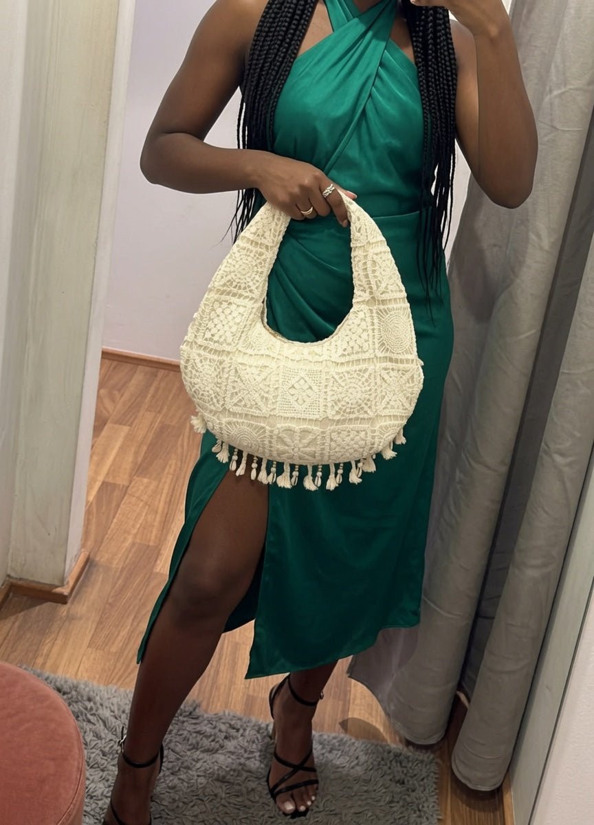 Sac bohème en crochet écru porté à l’épaule