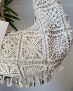Sac bohème écru : détail du crochet, des pompons et de la fermeture zippée