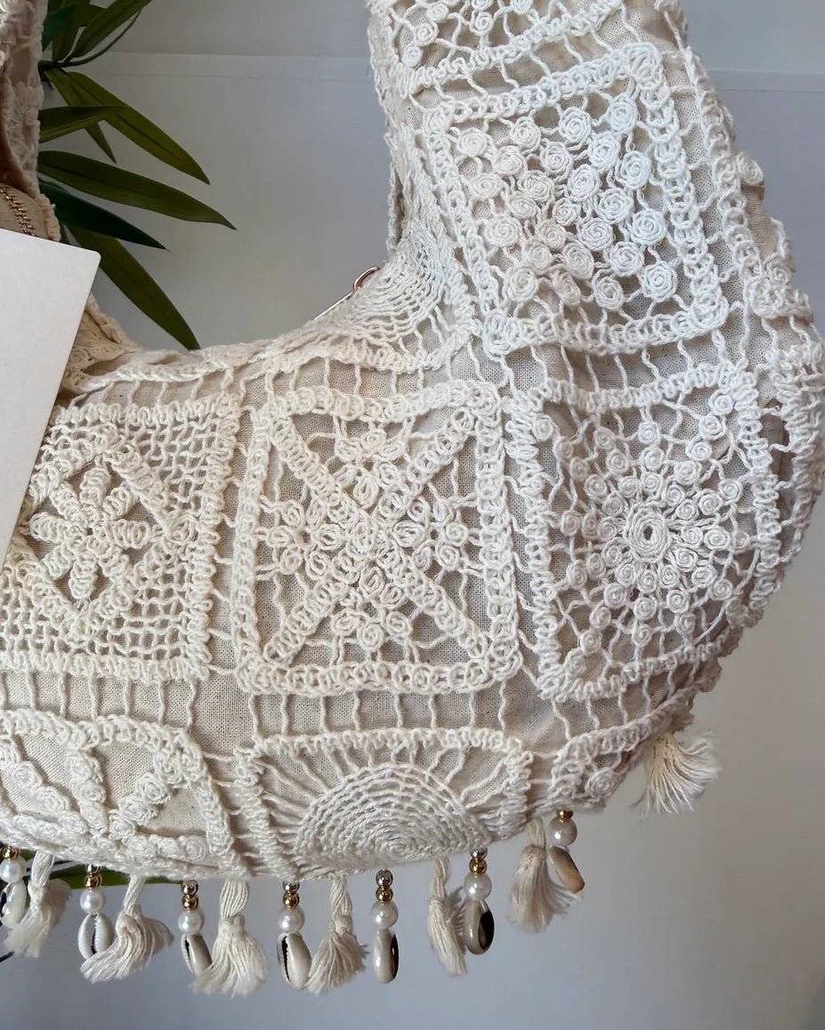Sac bohème écru : détail du crochet, des pompons et de la fermeture zippée