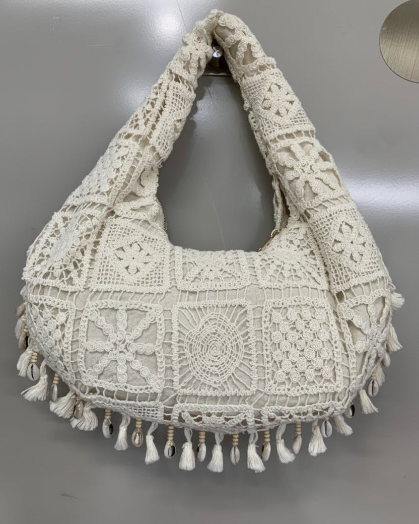 Sac bohème en crochet écru avec pompons et coquillages