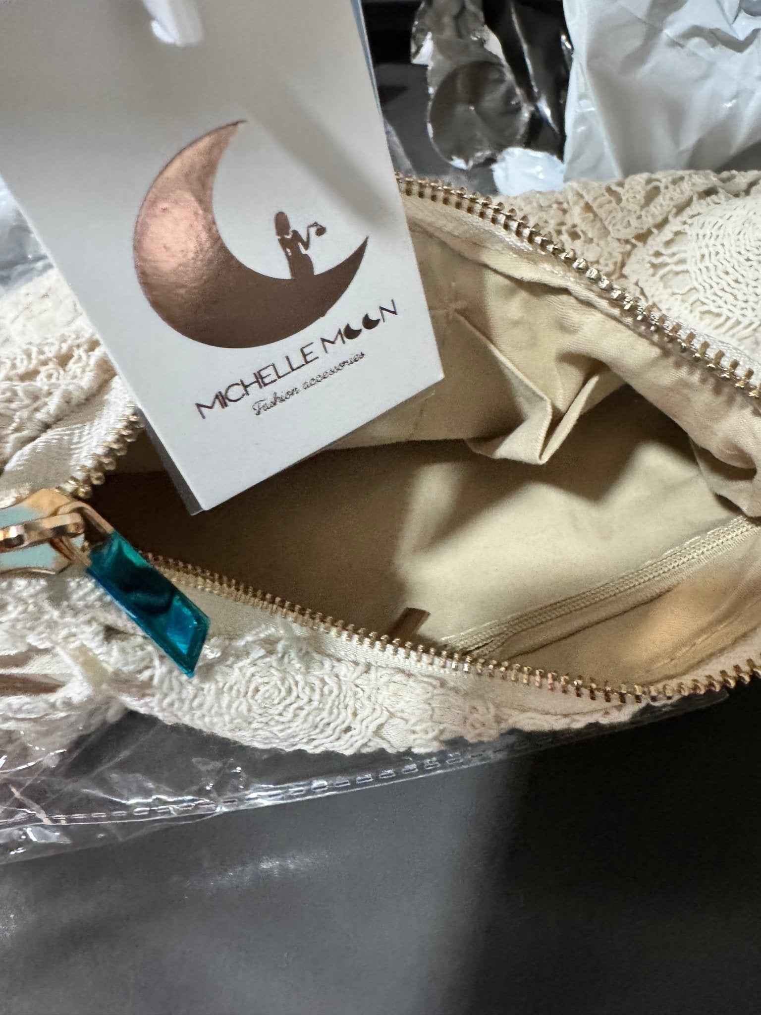Sac bohème écru ouvert : vue intérieure et étiquette
