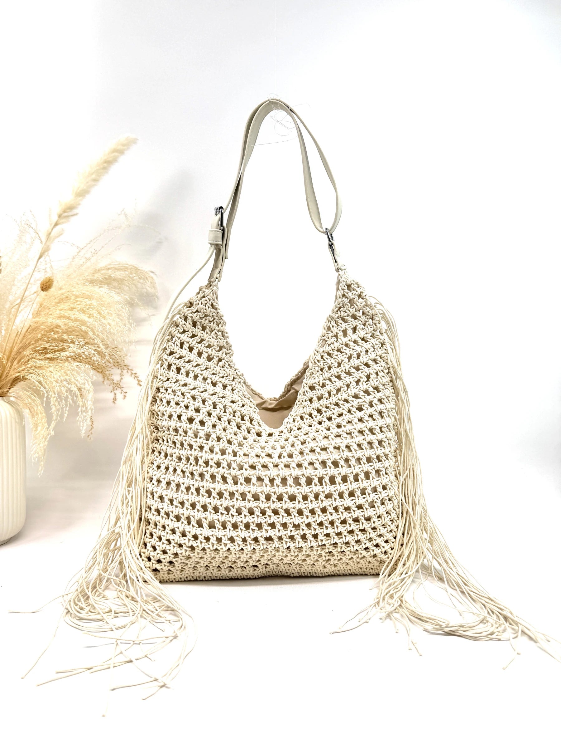 Sac boho chic en macramé beige avec franges longues style bohème printemps été