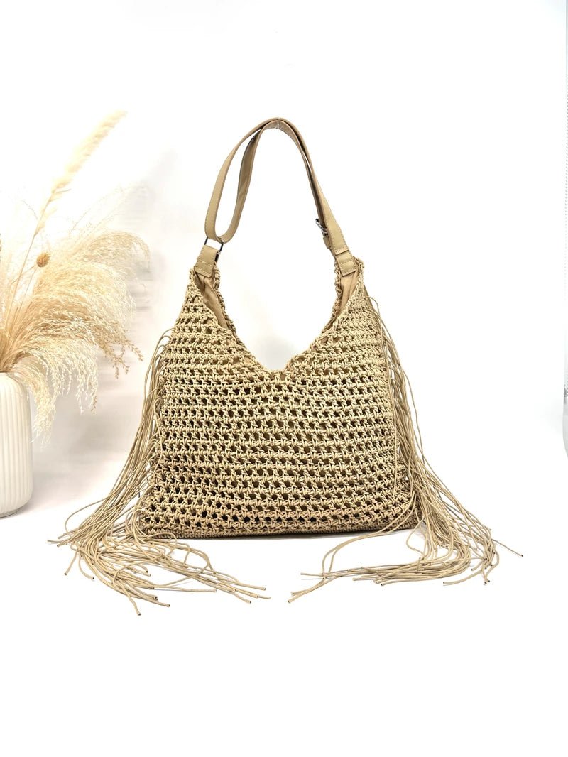 Sac hobo macramé camel avec franges latérales vue sur une table 