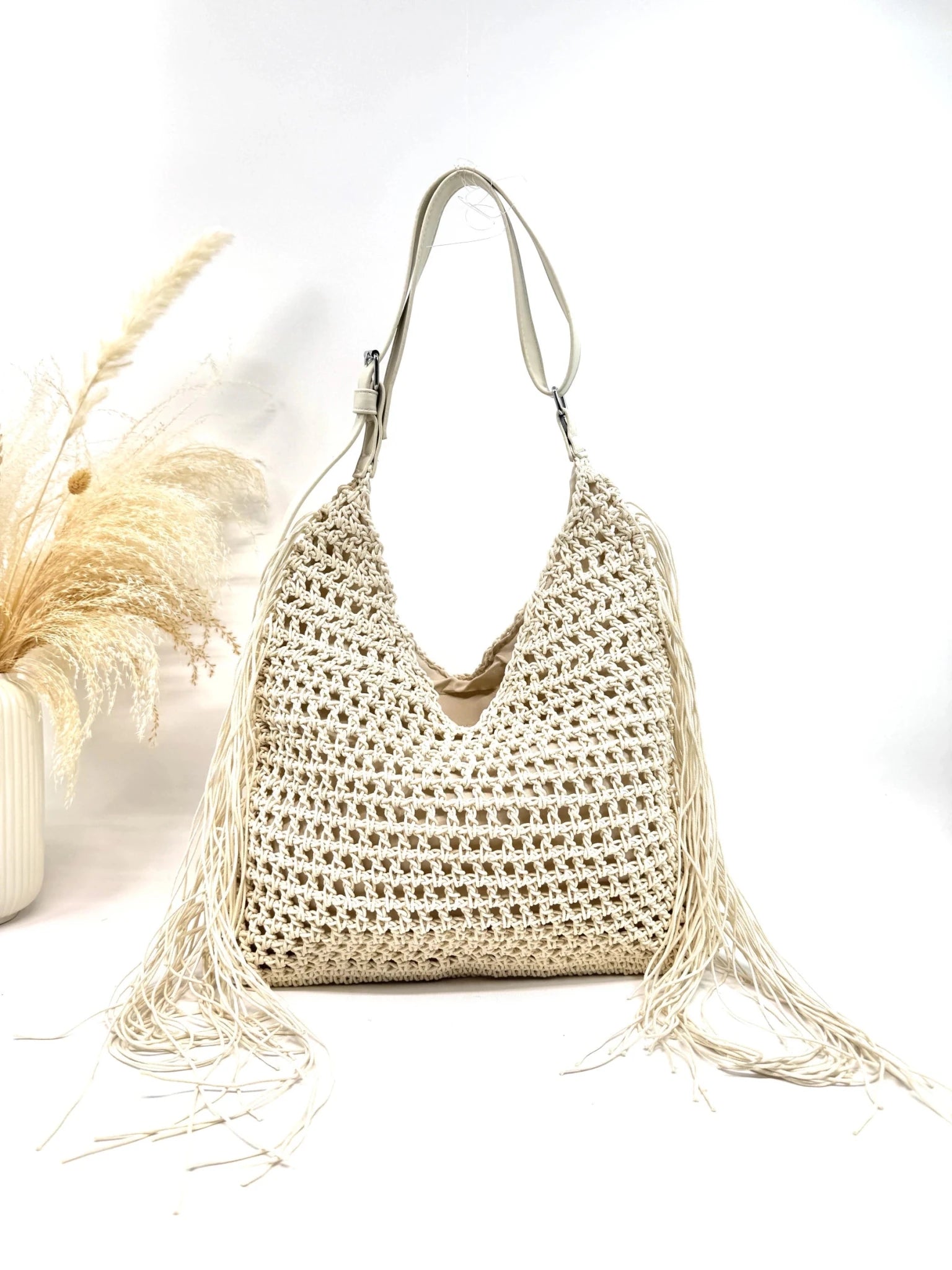 Sac boho chic en macramé beige avec franges longues style bohème printemps été