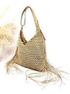 Sac boho chic posé sur une table, ambiance bohème