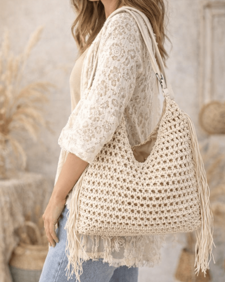 Sac bohème macramé beige avec longues franges porté à l'épaule style boho chic