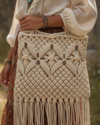 Femme portant le sac macramé à franges bohème crème avec robe et bijoux turquoise, tressage floral – Mam's Ailes