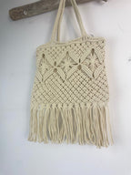 Sac macramé à franges bohème crème sur bois flotté, motif floral tressé et franges longues, vue complète – Mam's Ailes