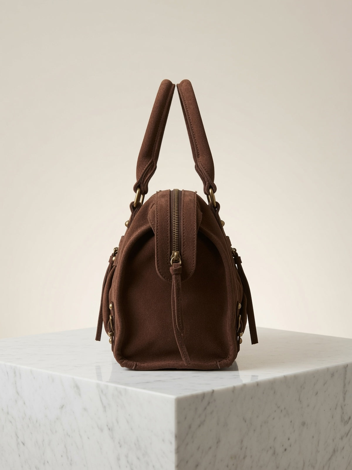 Sac suède marron chocolat vue de profil – poignées doubles – finitions dorées – sac à main femme 35 cm
