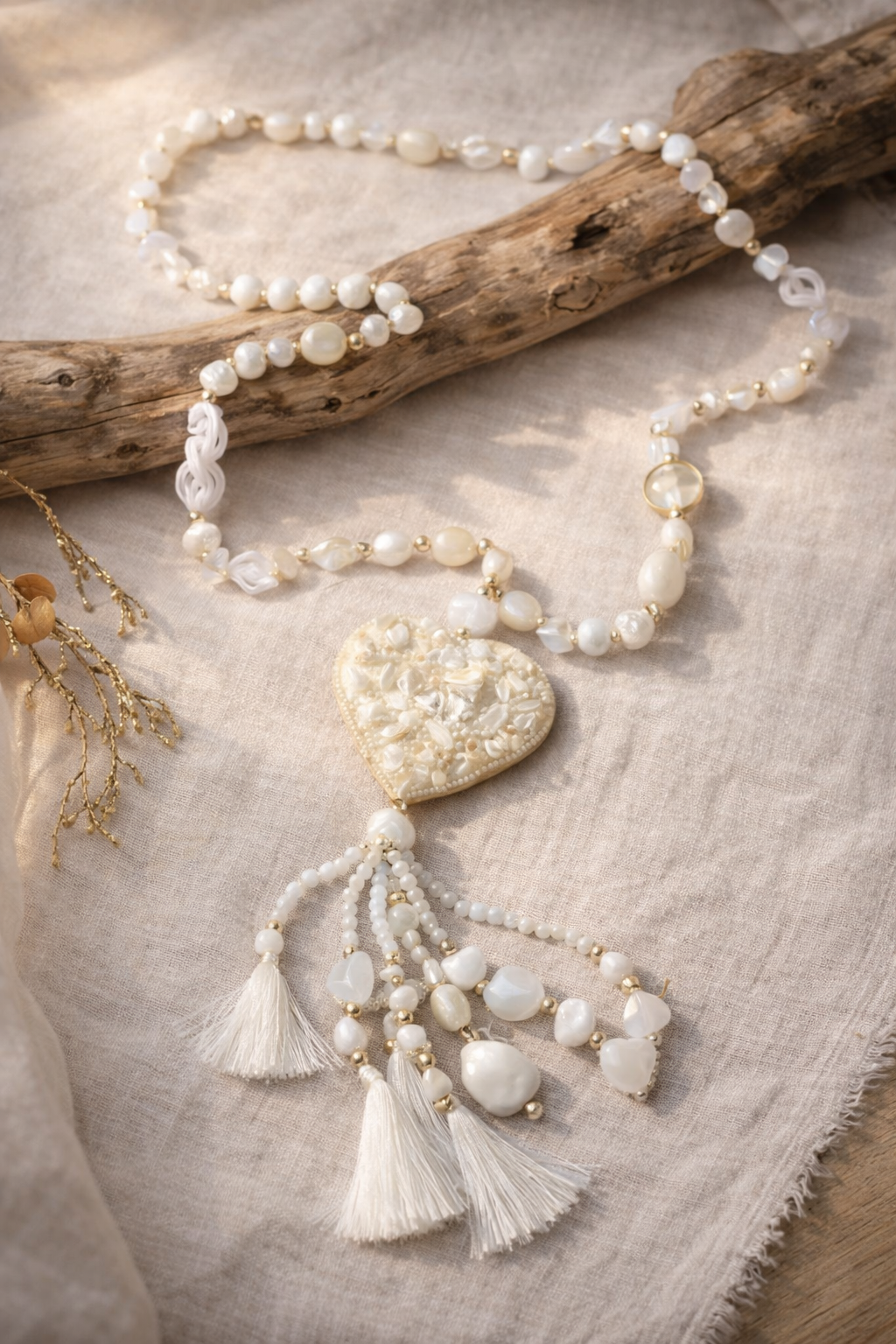 Sautoir long bohème avec pendentif cœur blanc et pompons perles naturelles