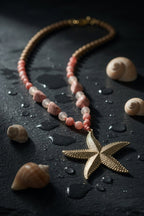Détail perles bois et roses sur sautoir bohème femme avec pendentif étoile dorée