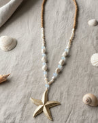 Détail perles bois bleu et nacré sur sautoir bohème femme esprit bord de mer