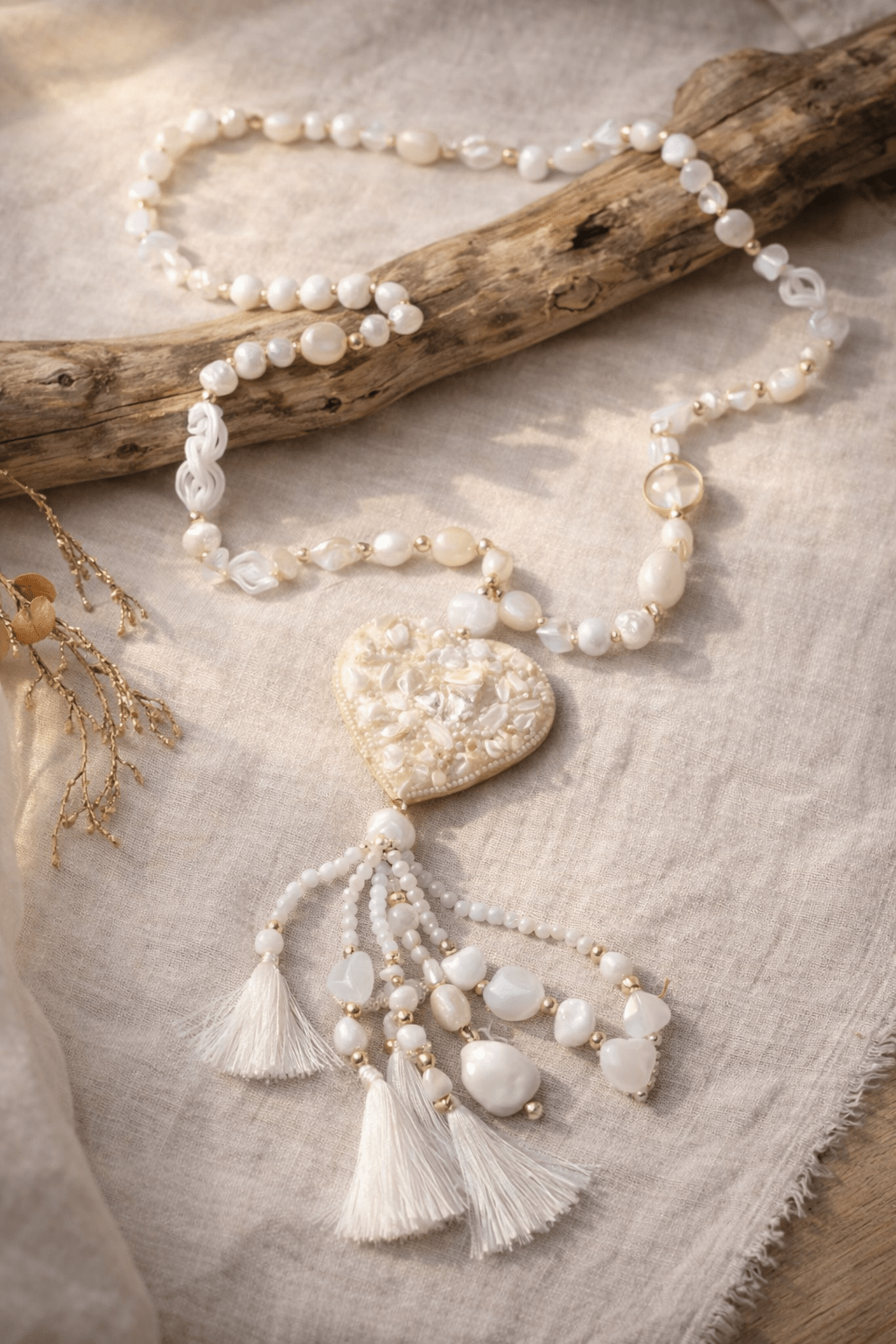 Sautoir Cœur Bohème blanc avec pompons et coquillages