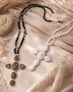 Sautoir Croix Perles Verre & Strass — Noir ou Blanc - Mam’s Ailes