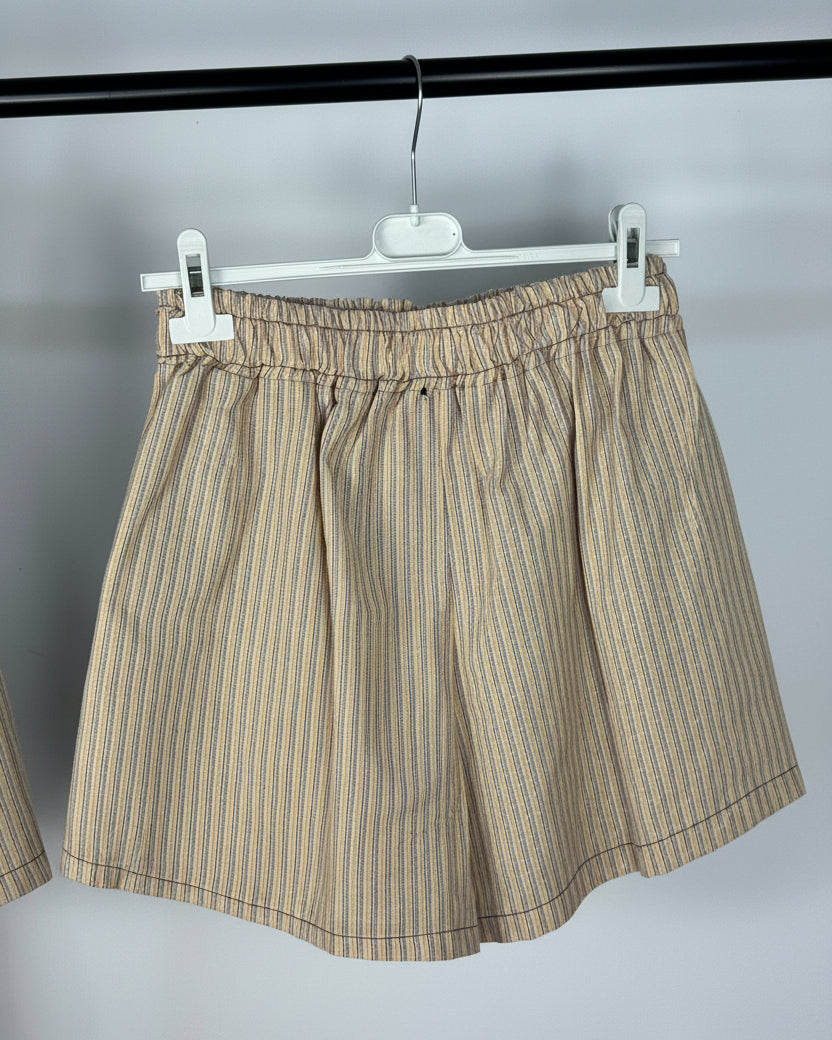 Short bohème femme beige rayé, taille élastiquée et coupe ample légère, vue de dos