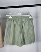 Vue dos short rayé beige en lin et coton