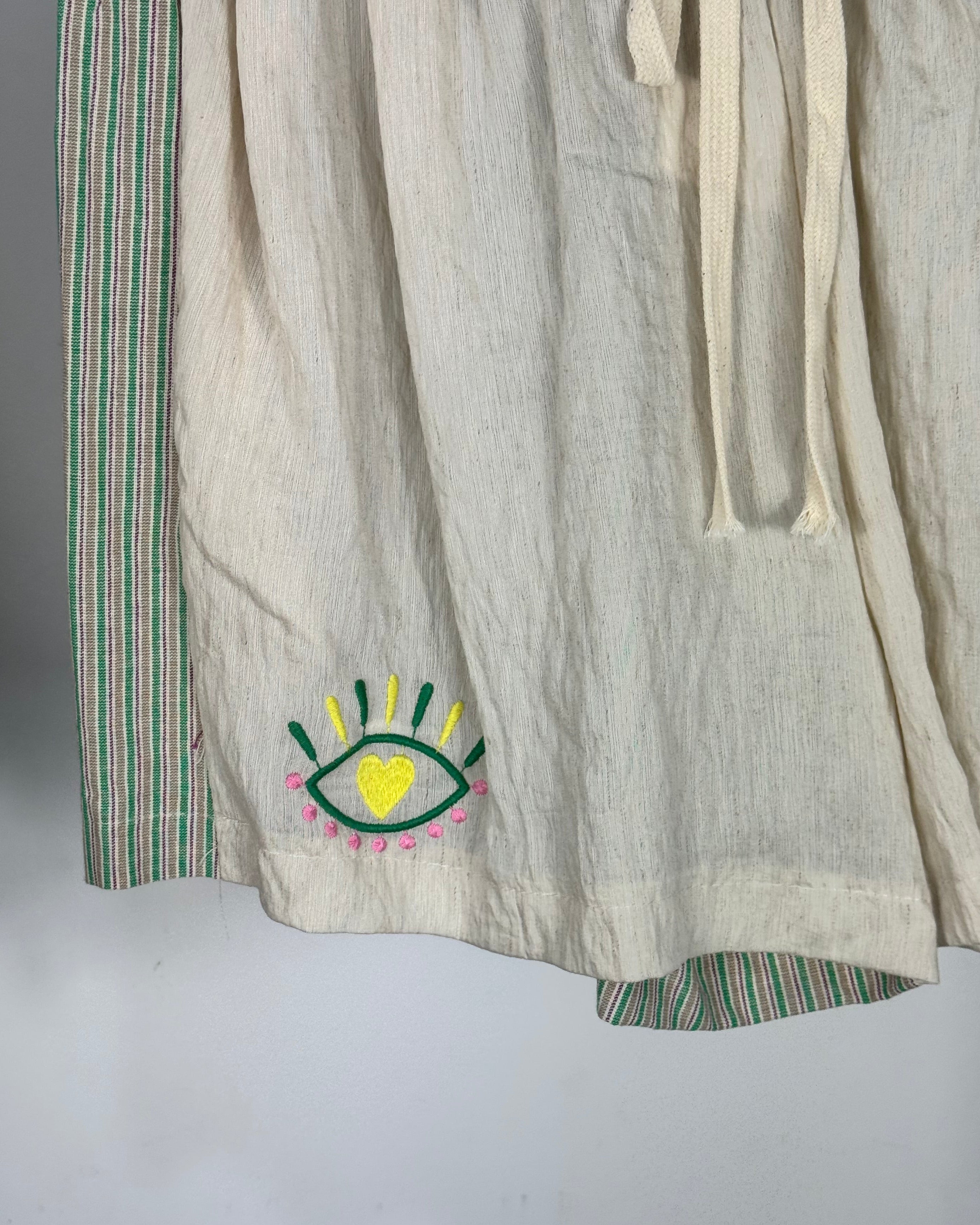 Short bohème femme avec taille élastiquée, lien à nouer et détails rayés contrastés