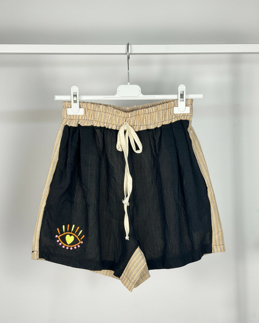 Short bohème femme noir et beige, œil brodé coloré, taille élastiquée avec lien, vue de face