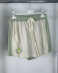 Short bohème femme vert pâle et beige clair, œil brodé coloré et taille élastiquée, vue de face