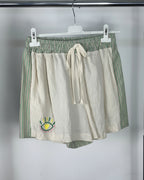Short bohème femme vert pâle et beige clair, œil brodé coloré et taille élastiquée, vue de face