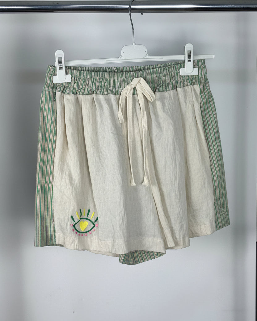Short bohème femme vert pâle et beige clair, œil brodé coloré et taille élastiquée, vue de face