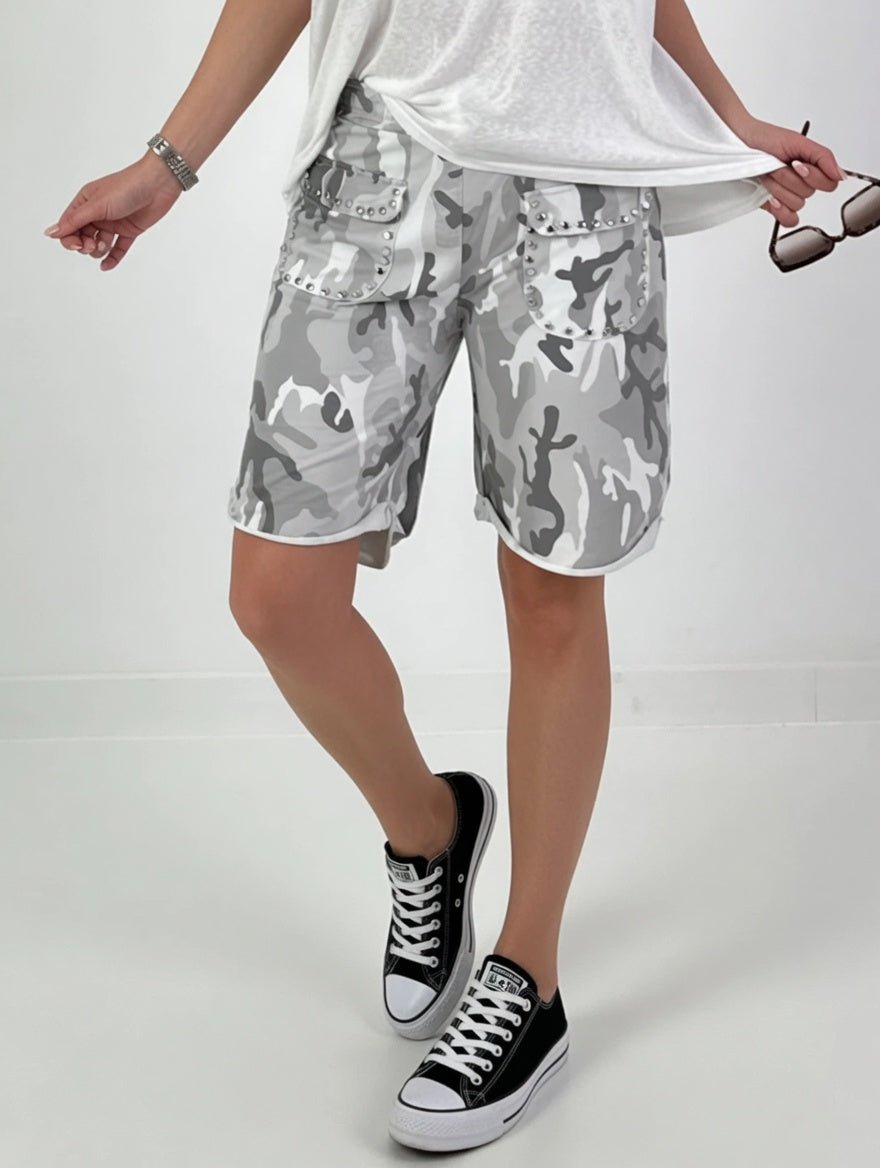 Short Camo Rebel blanc et gris, vue portée avec baskets