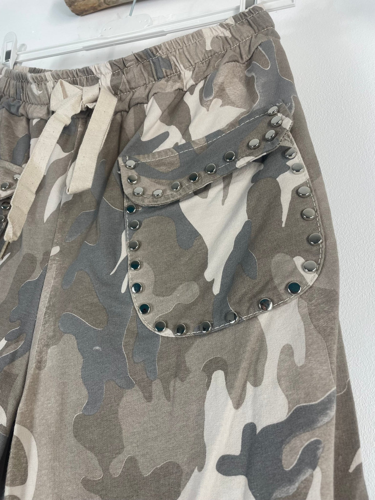 Détail des poches avant strassées du short Camo Rebel