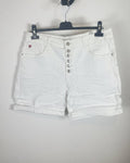 Short en jean blanc Karostar femme avec poches devant et boutons bijoux