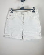 Short Karostar en denim blanc avec boutons bijoux vu de face