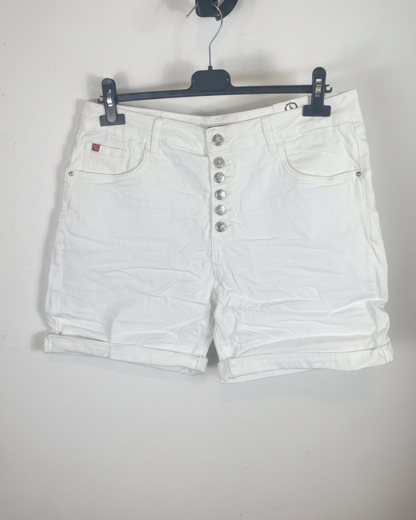 Short Karostar en denim blanc avec boutons bijoux vu de face