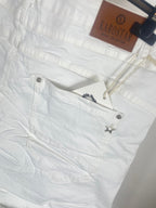 Dos du short Karostar blanc avec poches et petite étoile