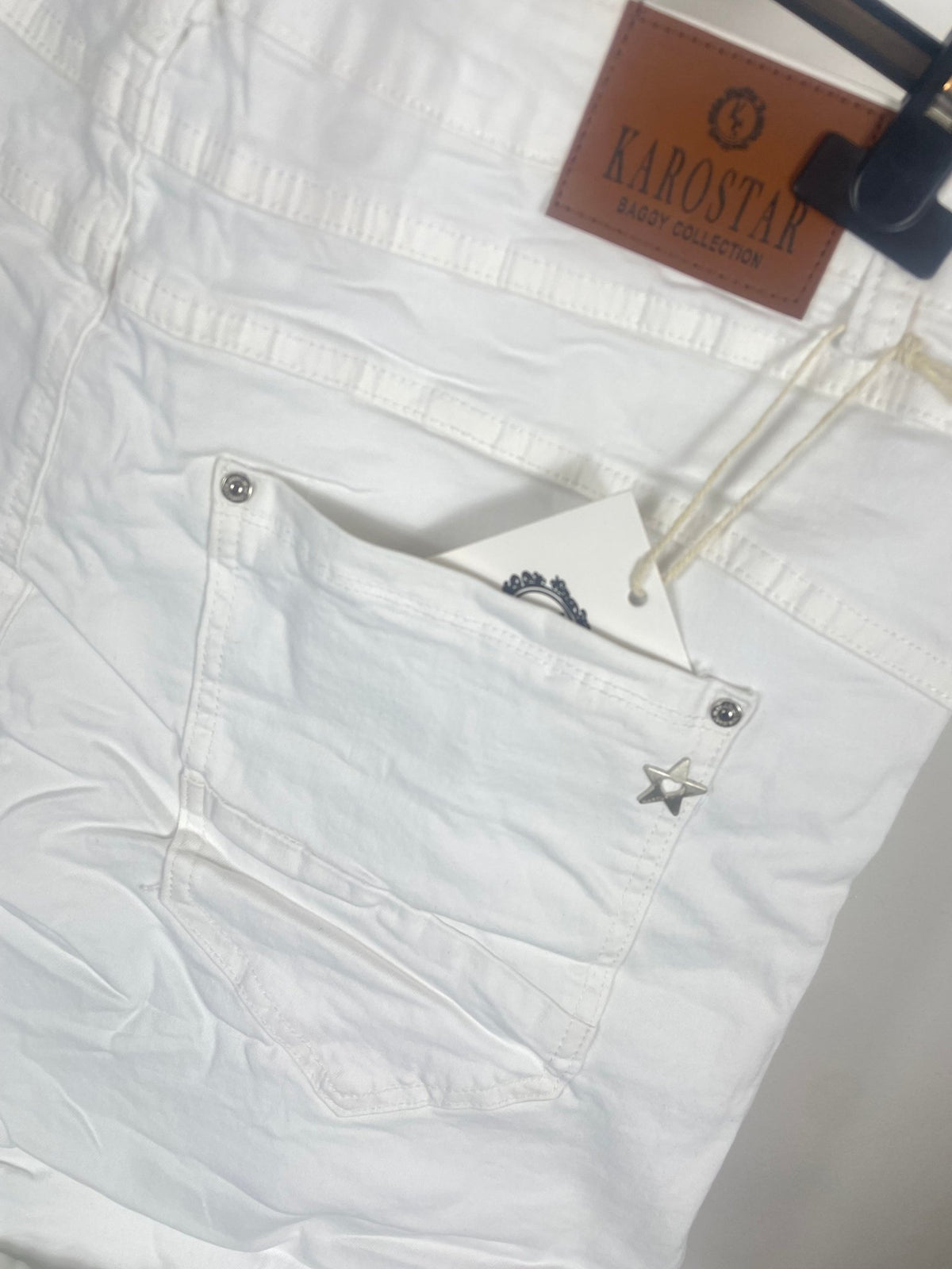 Dos du short Karostar blanc avec poches et petite étoile
