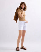 Short Karostar blanc à boutons bijoux présenté porté