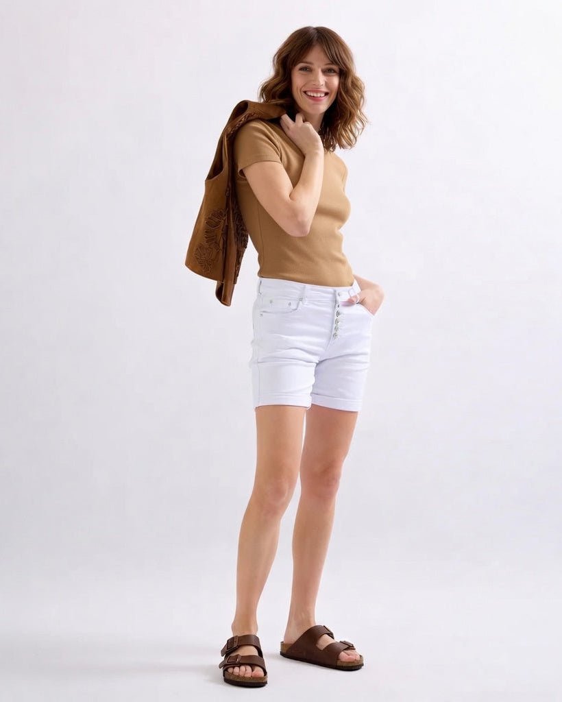 Short Karostar blanc à boutons bijoux présenté porté