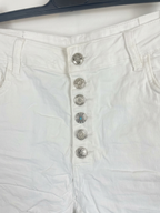 Détail des boutons bijoux du short Karostar blanc