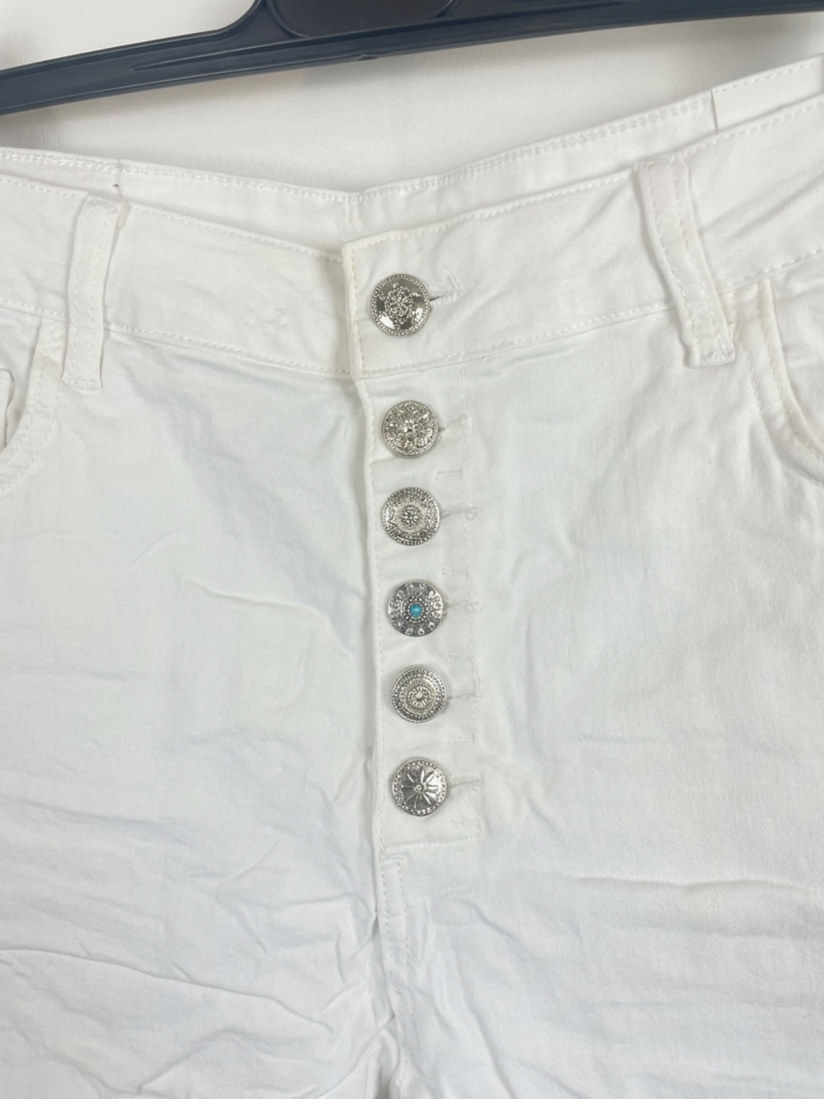 Détail des boutons bijoux du short Karostar blanc