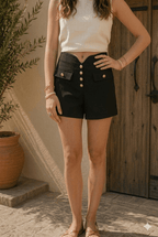 Short Lora à boutons dorés et taille élastique, vue de face