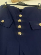 Détail des boutons dorés du short Lora