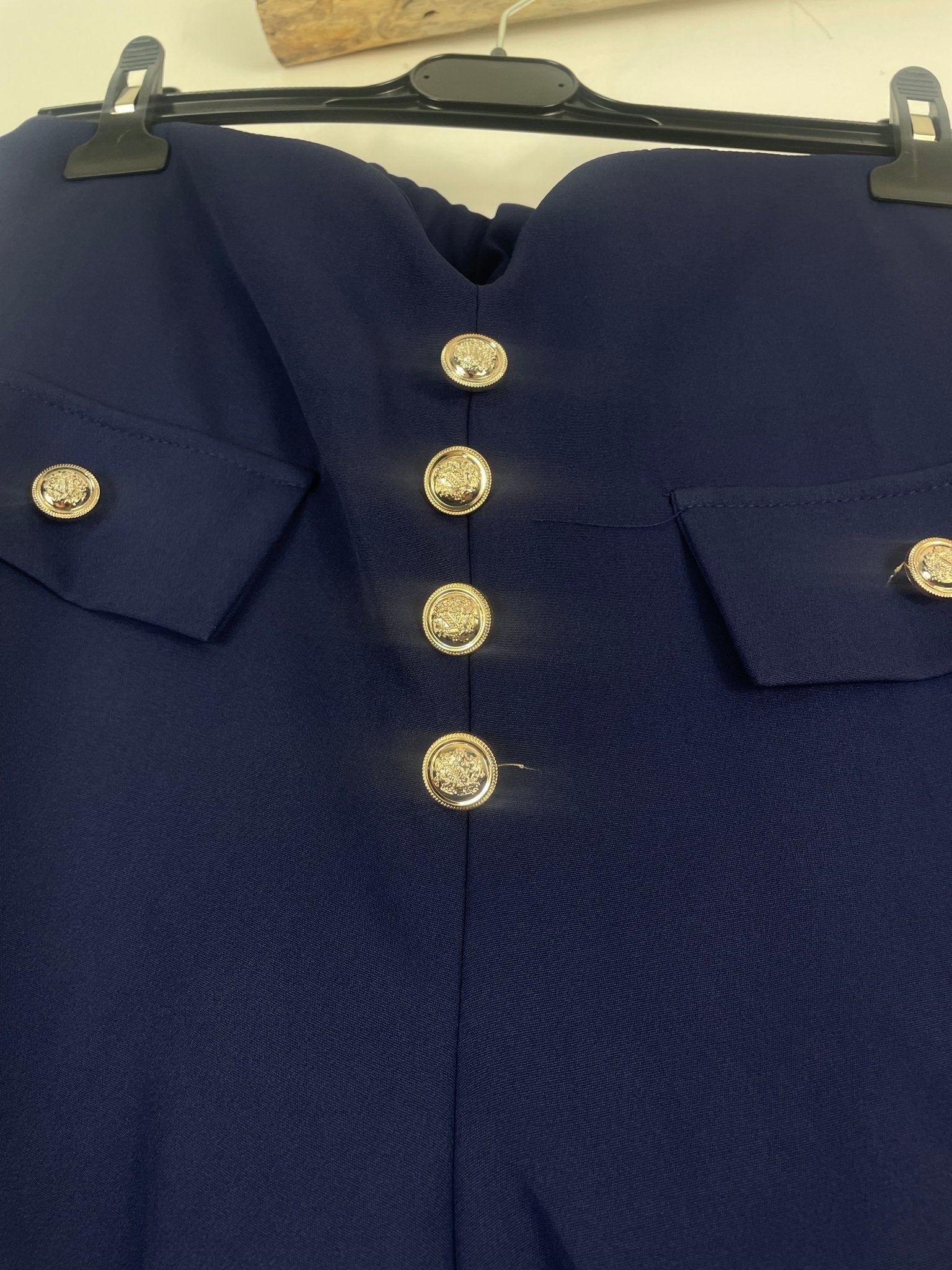 Détail des boutons dorés du short Lora