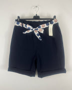 Short marine Mila femme en coton avec taille élastique, ceinture foulard à pois et longueur 56 cm, vue de face sur cintre