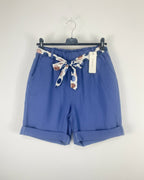 Short femme Made in Italy en 98% coton et 2% spandex, coupe confortable avec revers bas de jambe