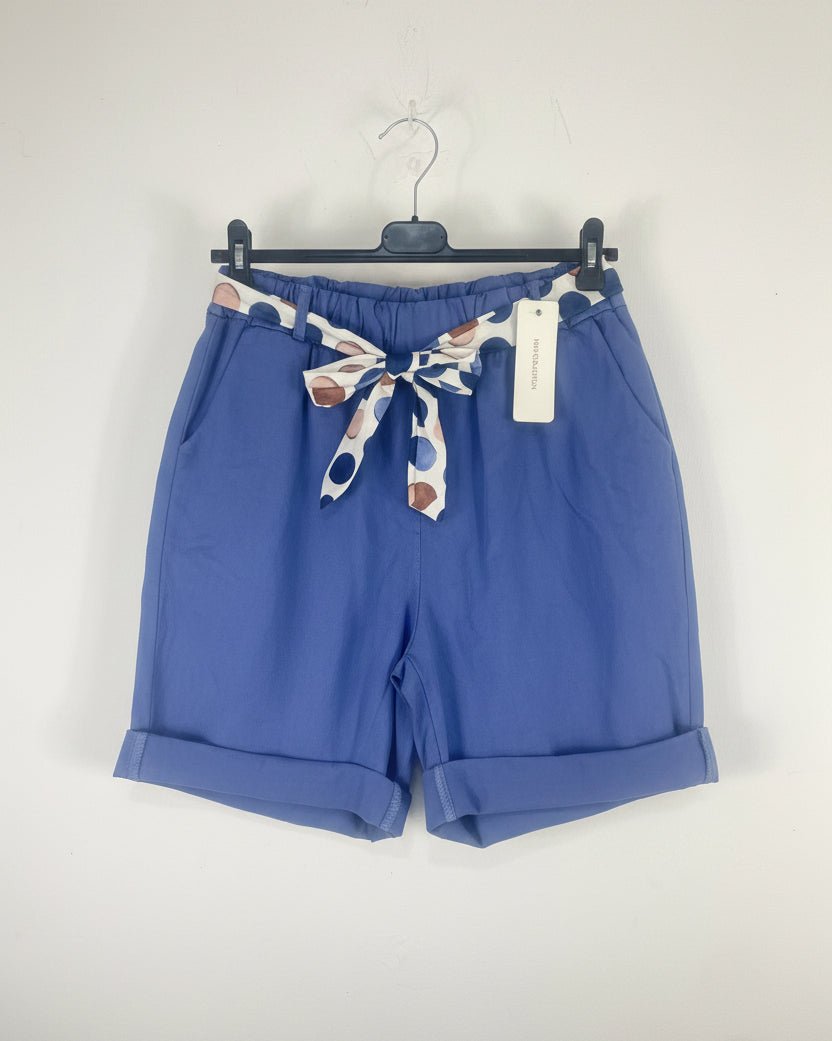 Short femme Made in Italy en 98% coton et 2% spandex, coupe confortable avec revers bas de jambe