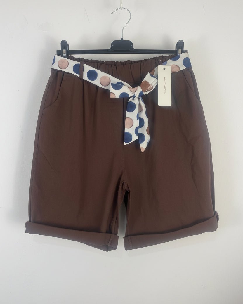 Short femme Made in Italy en 98% coton et 2% spandex, coupe confortable avec revers