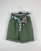 Short femme kaki avec ceinture foulard à pois bleu et beige, look été bohème chic