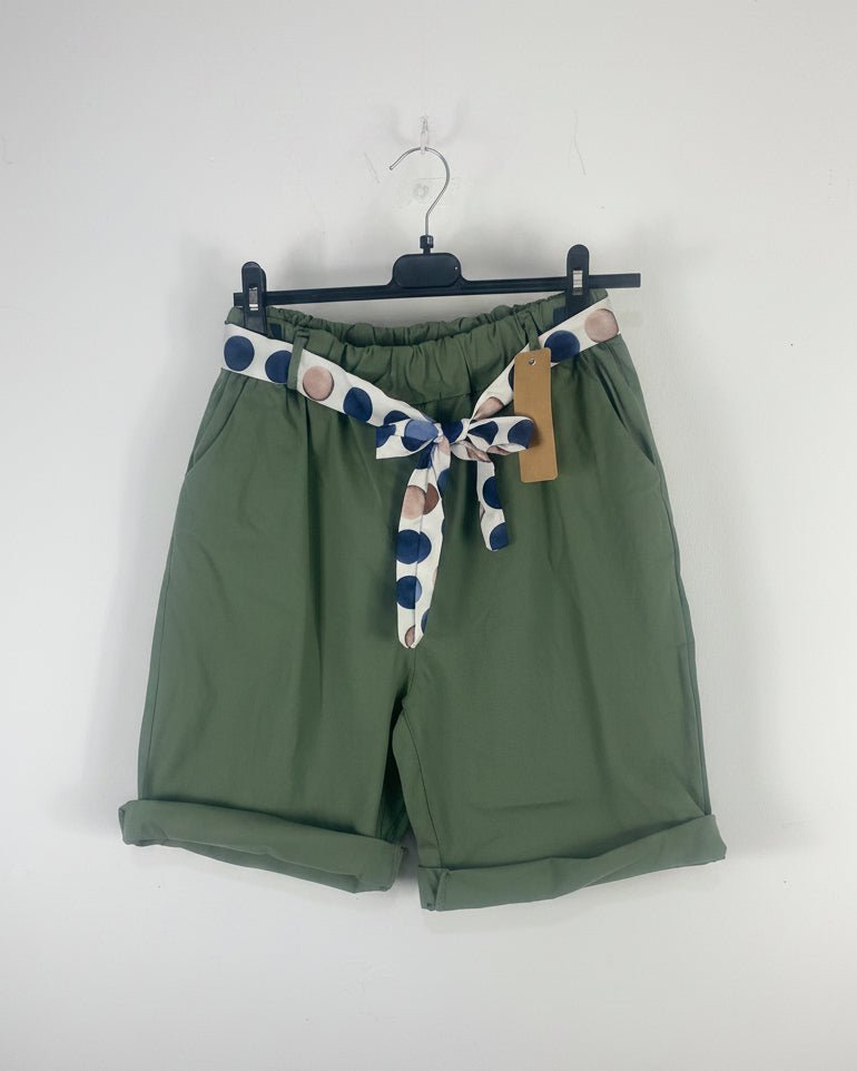 Short femme kaki avec ceinture foulard à pois bleu et beige, look été bohème chic