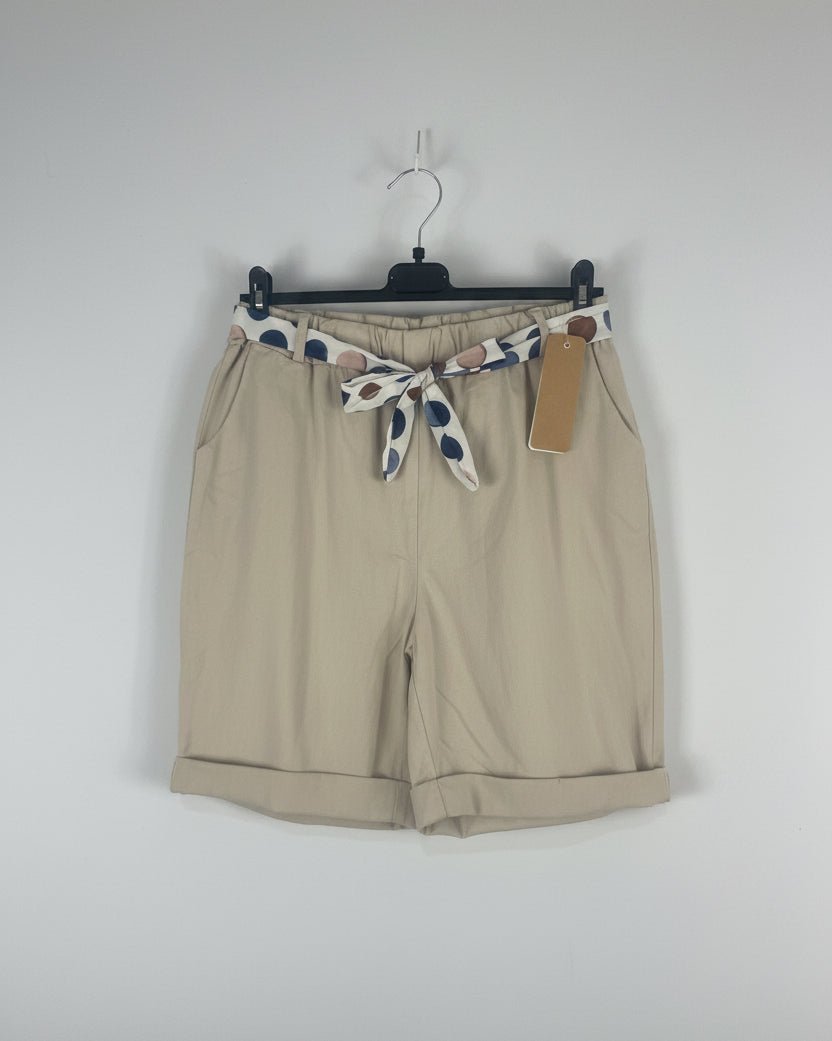 Short Mila femme disponible en plusieurs coloris avec ceinture foulard, taille élastique et coupe facile