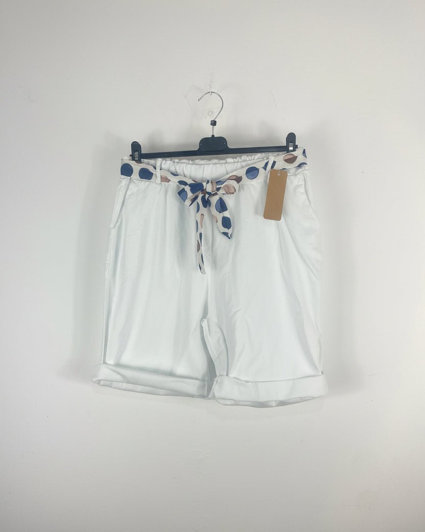 Short femme avec taille élastique et ceinture foulard imprimée, 