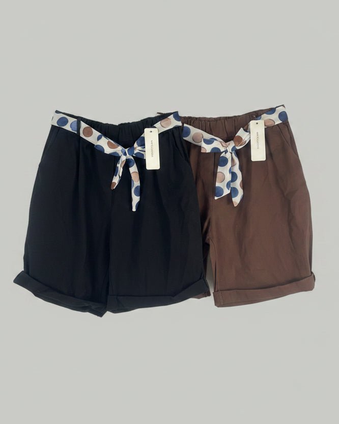 Duo Short femme noir et chocolat avec ceinture foulard à pois bleu et beige, look été bohème chic